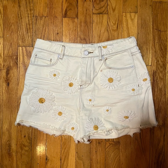 [BLANKNYC] Perry Mom Short with Daisies - Picture 2 of 5